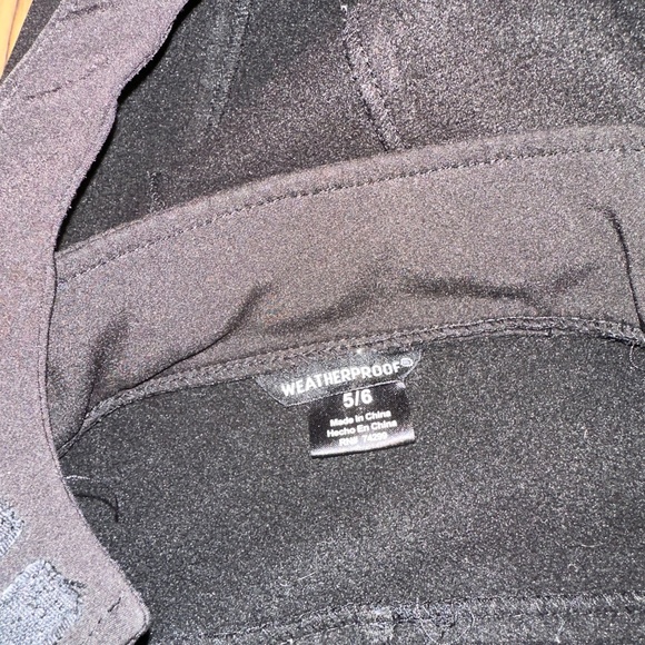 Black fall jacket size 5/6 weatherproof - Picture 4 of 4